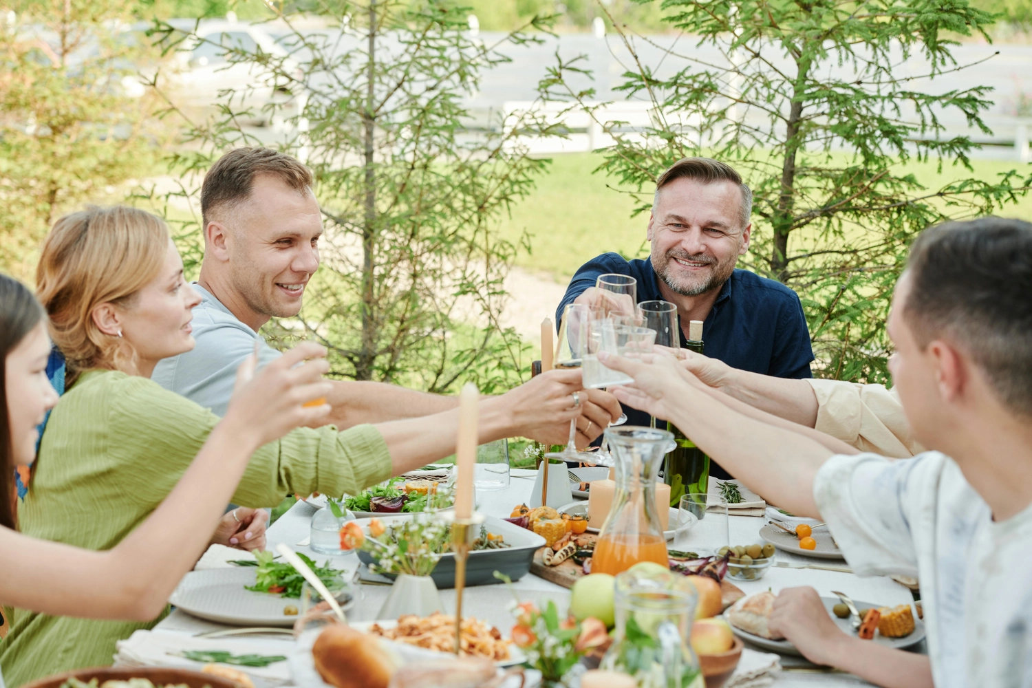 Hecht - Fleischerei - jubelnde Menschen auf einem Tisch