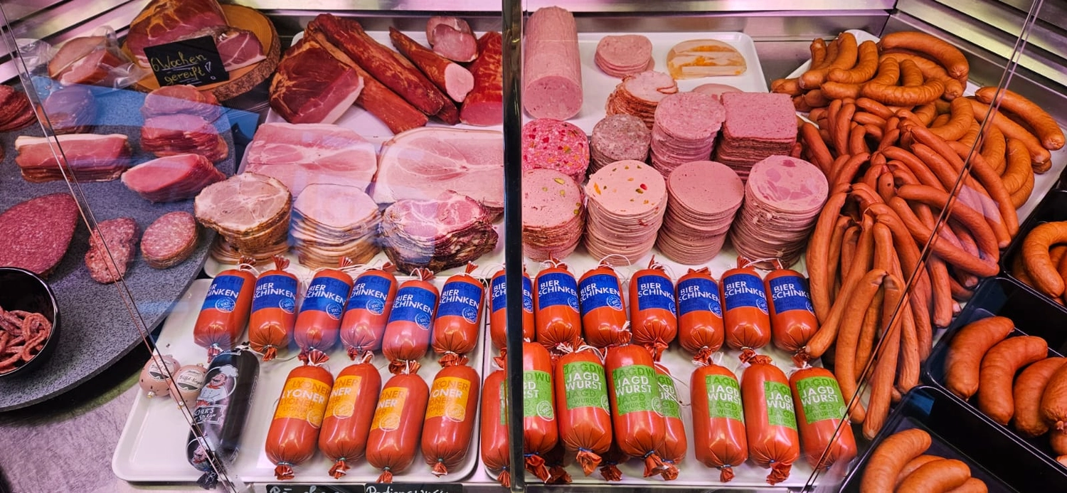 Hecht – Fleischerei – Dieses Bild zeigt eine Vitrine mit verschiedenen deutschen Wurstwaren.